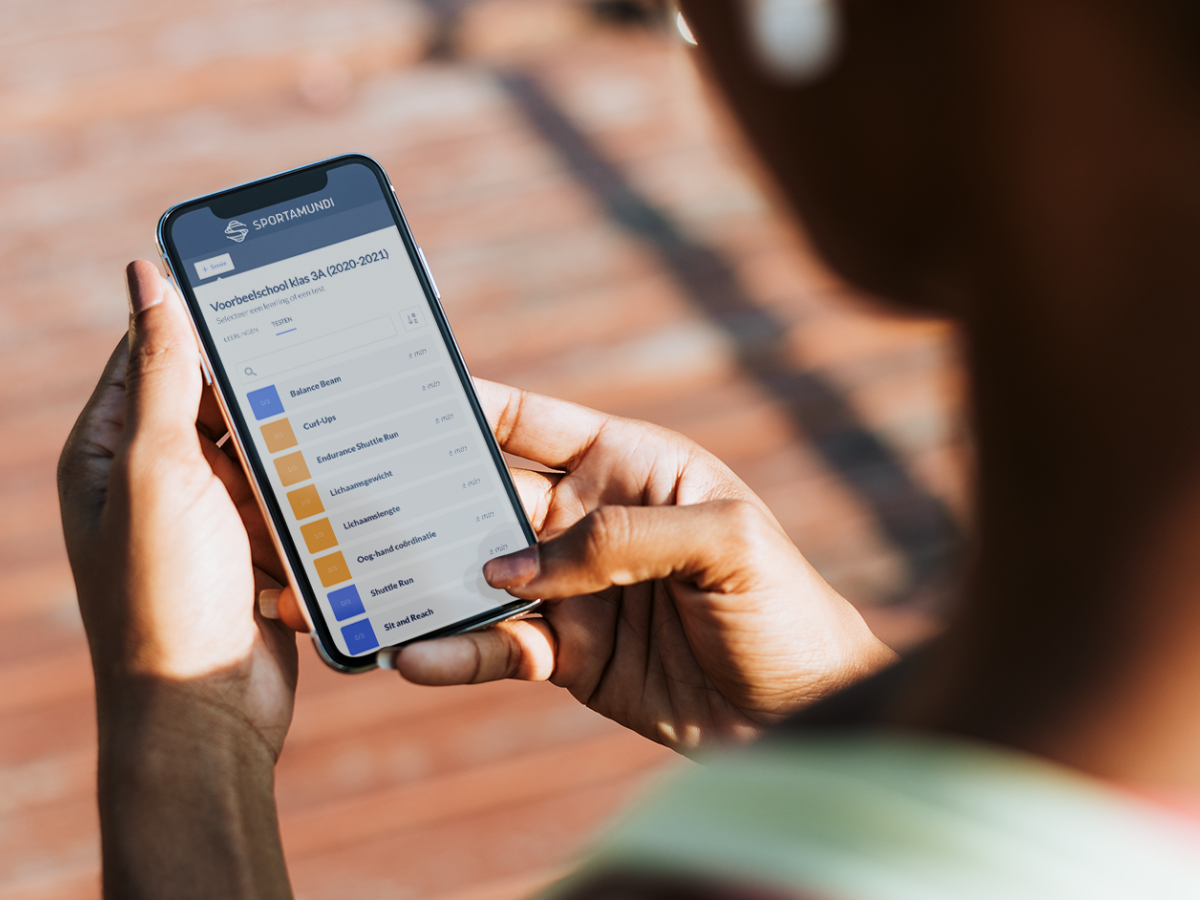 Persoon houdt smartphone vast waarop de testapp voor Bewegen kan je meten te zien is